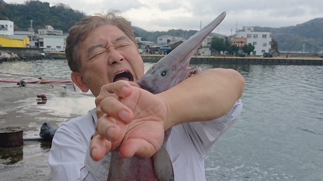 深海魚と向き合う石垣幸二